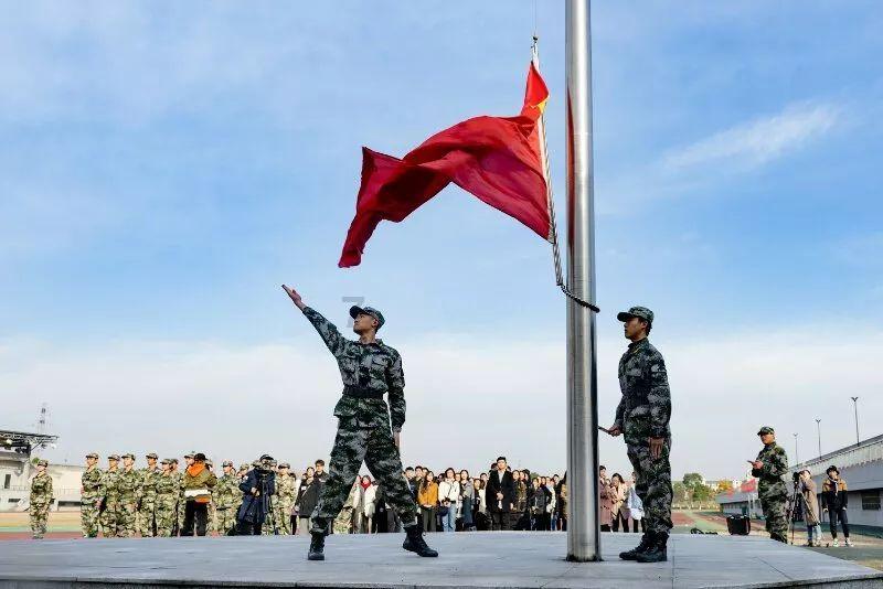 你觉得一个人的自信从根本上来说靠的是什么?-全面解答你的疑问